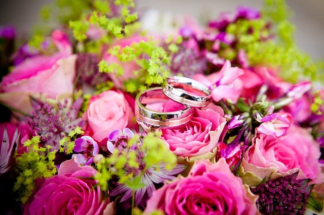 Wedding_Rings_on_Wedding_Bouquet_of_Flowers